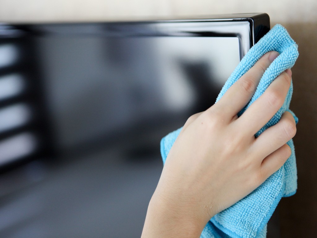 Come pulire lo schermo della TV senza lasciare aloni